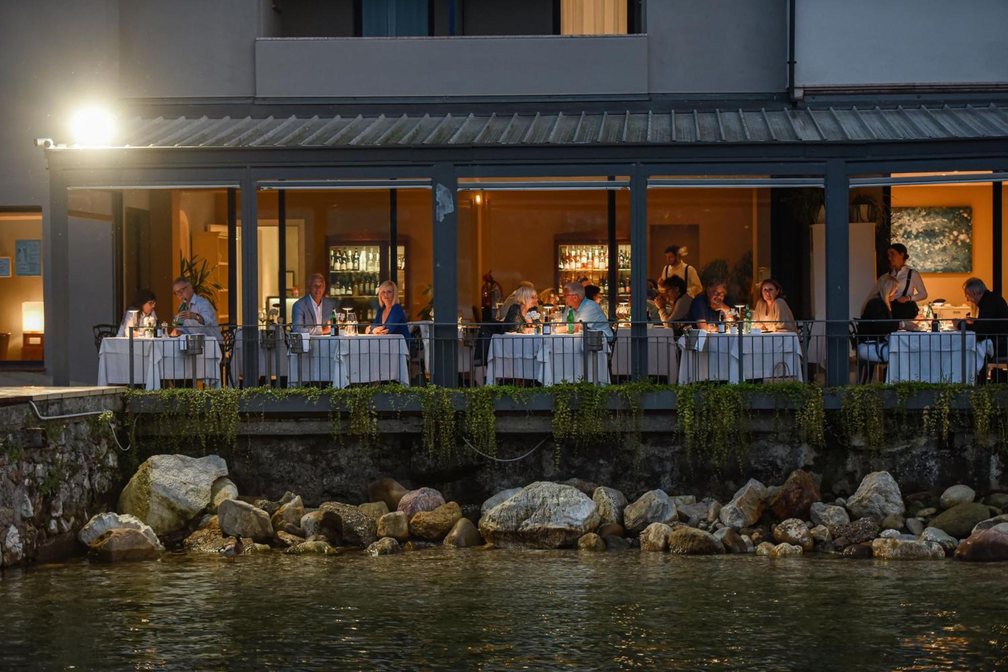 Bella Hotel & Restaurant With Private Dock For Mooring Boats San Felice del Benaco Extérieur photo